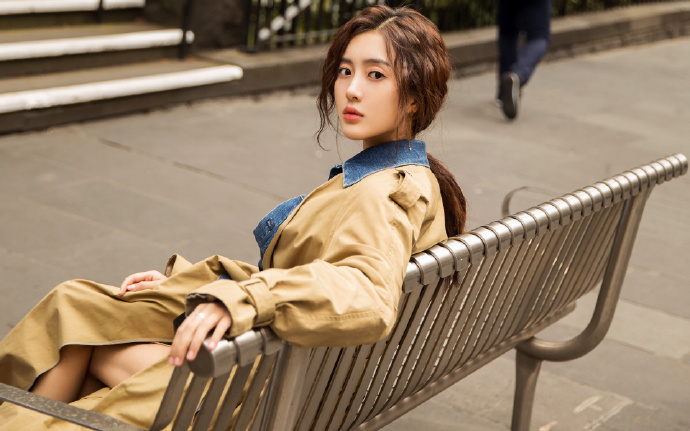 成都高温持续 民众进入防空洞纳凉